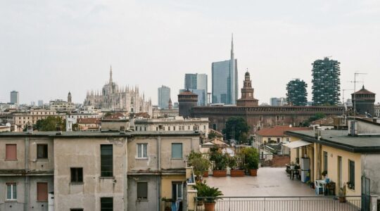 Skyline di Milano con mix di edifici storici e moderni, prezzi immobili per quartiere